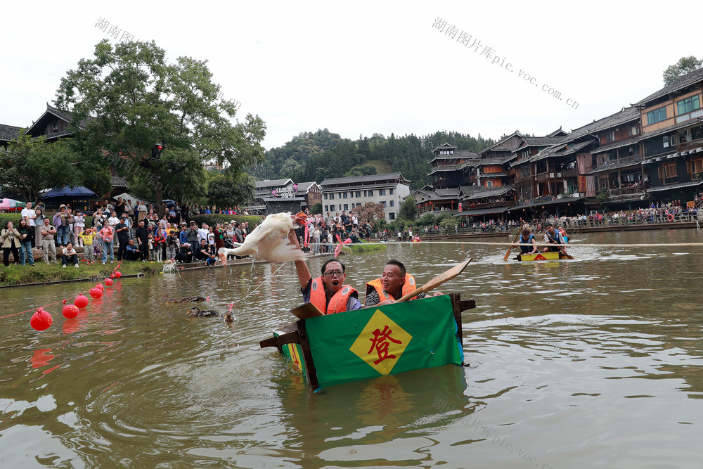 民俗活动 欢度 国庆假期 游客村民 乐享 幸福生活


