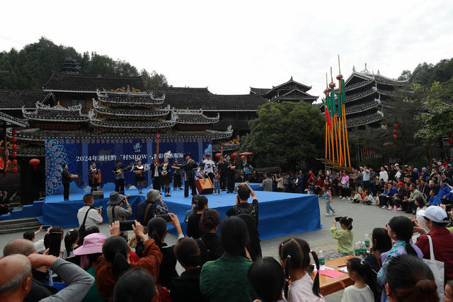 赏民俗 度假期 游客 乡村