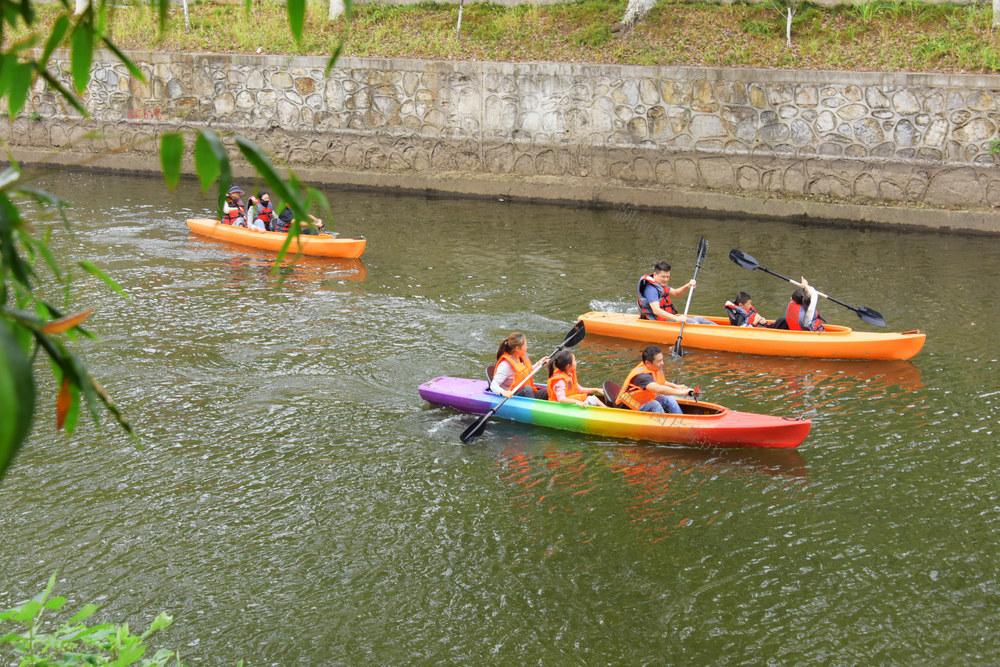 国庆假期  水利风景区  户外运动 
 游客  皮划艇  越野摩托车  彩虹滑道