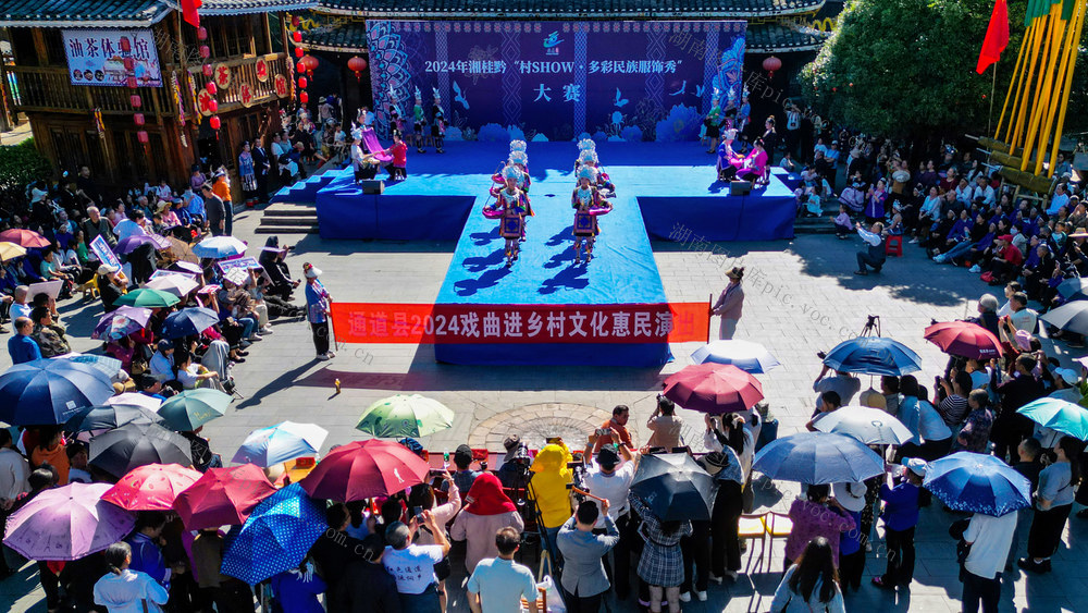 通道 民族 服饰 走秀 吸引 众多 游客