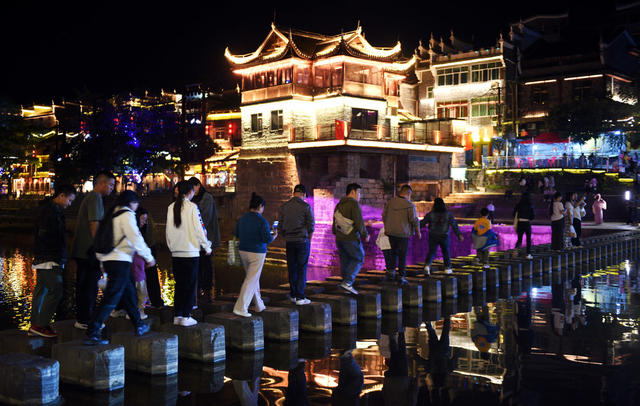 古城 游客 假期 调研 民俗