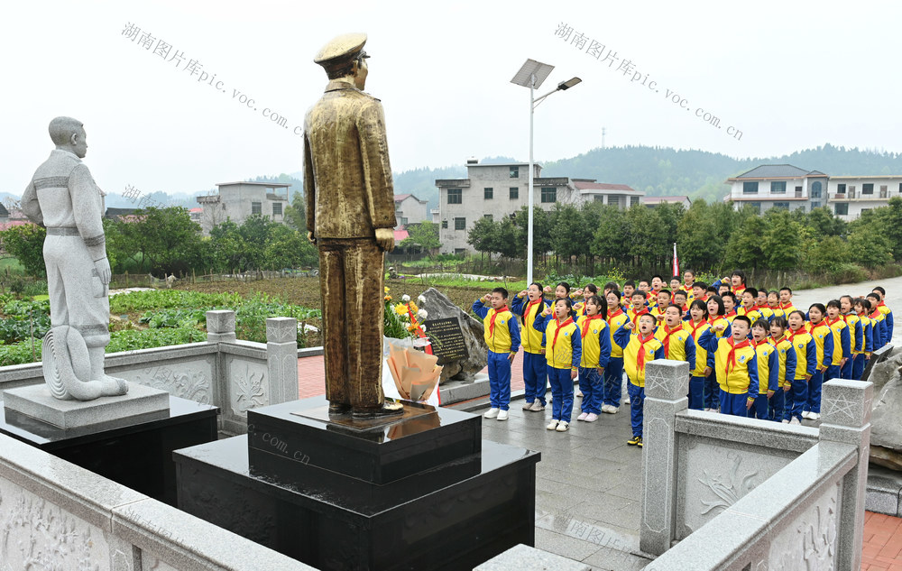 清明，缅怀，祭奠，学生，纪念碑，英雄，烈士，敬仰，宣誓，传承，追寻，红色，教育，先烈，祭扫
