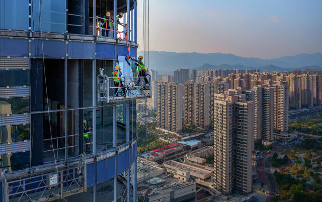 高空作业 玻璃安装  工人