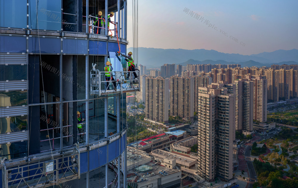 高空作业 玻璃安装  工人