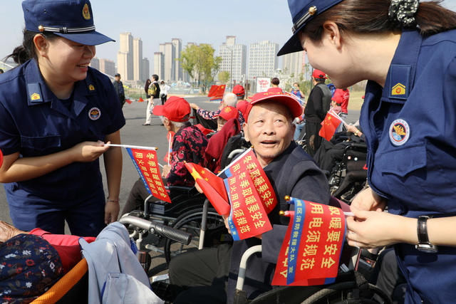 重阳节 老人 享受 日光浴 品尝消防大餐 敬老院 老年人 