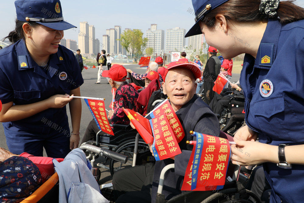 重阳节 老人 享受 日光浴 品尝消防大餐 敬老院 老年人 