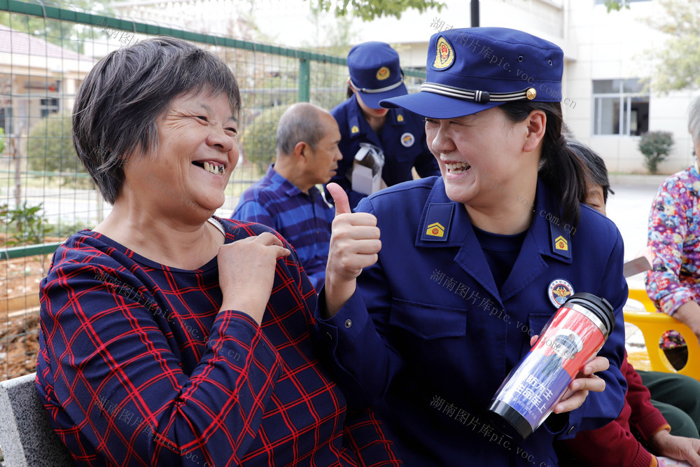 敬老院 拉家常 重阳节