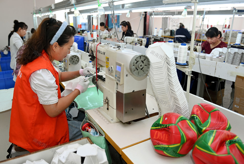 外贸 企业 出囗 足球 球  结对帮扶 金融支持 科技创新  生产 市场 订单