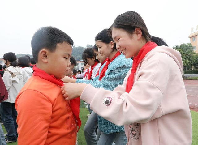  红领巾心向党    争做时代好少年
