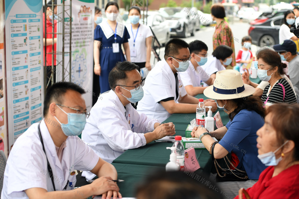 政协委员进社区 义诊服务送到家 