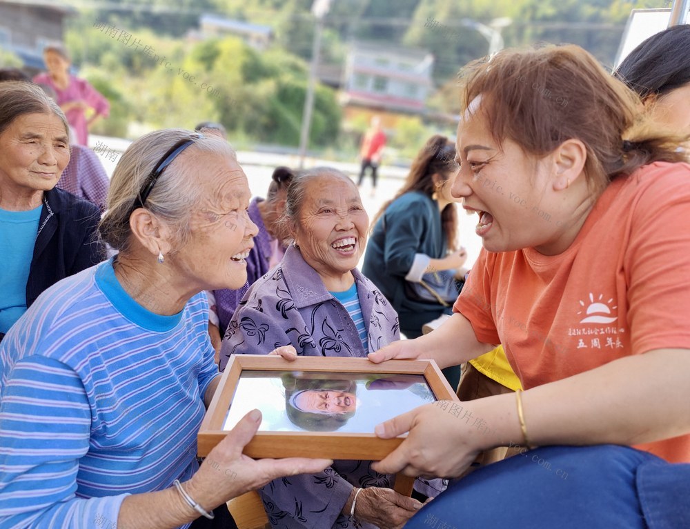 定格老人幸福笑脸
