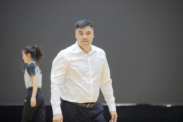 奥运会中国代表团旗手 刘玉栋现身常德 篮球联赛 开球 中国篮球名人堂
