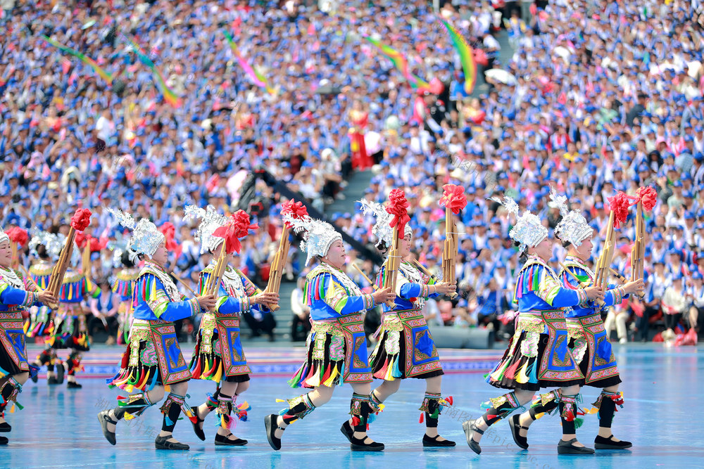 庆祝 县庆 侗族歌舞 欢乐色彩 展示 经济成就 民族风情
