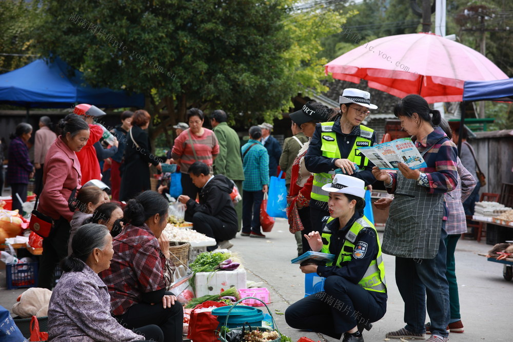 交警 宣传 交通 安全 一老一少