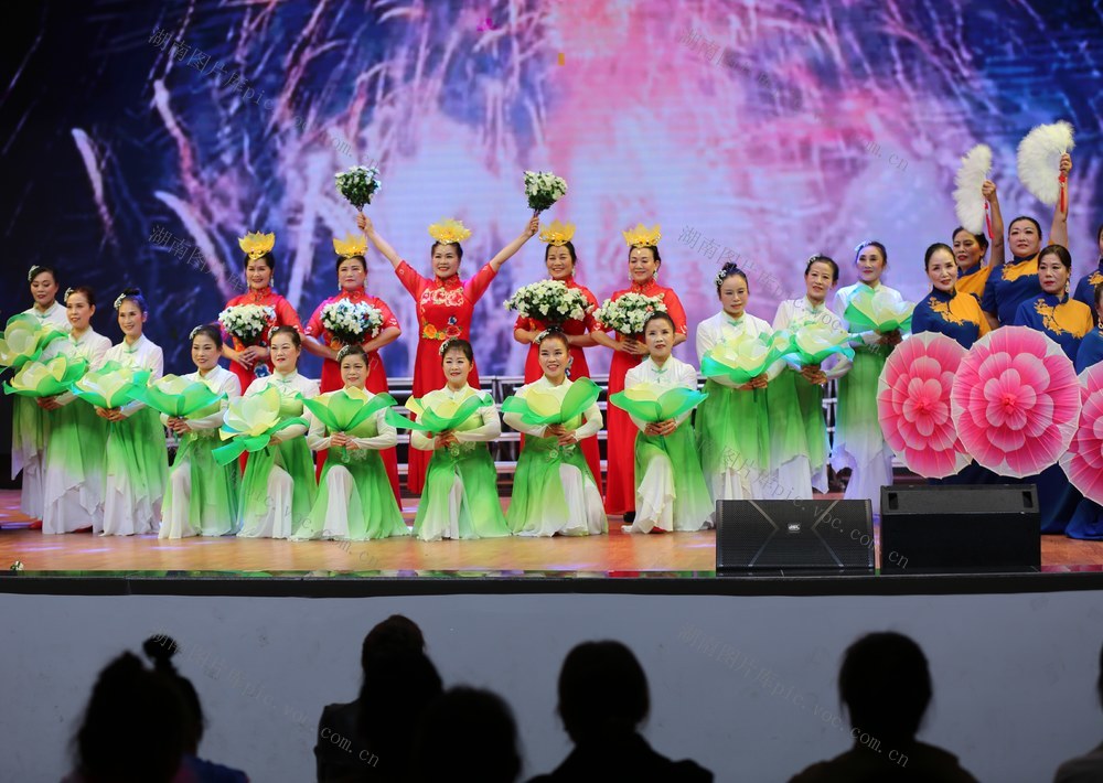 怀化五县市区老年大学联欢
      洪江古城唱响“夕阳文化热”