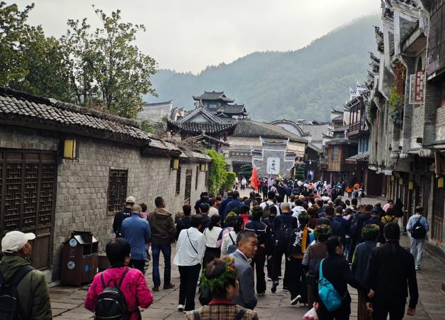 错峰出游 
 游客 湘西州 凤凰古城 游玩 暖秋时节 天晴风煦   核心景区 游客