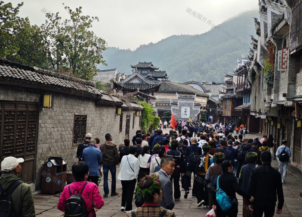 错峰出游 
 游客 湘西州 凤凰古城 游玩 暖秋时节 天晴风煦   核心景区 游客