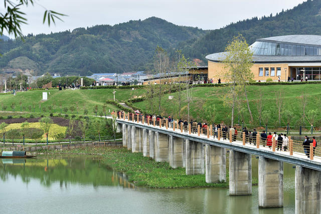 游览高庙遗址博物馆