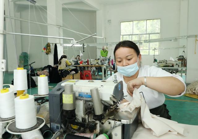  微工厂就业   家门口增收
 