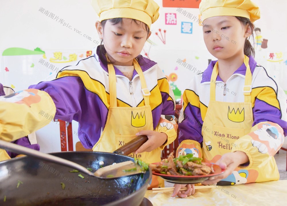   小学生学厨大模样