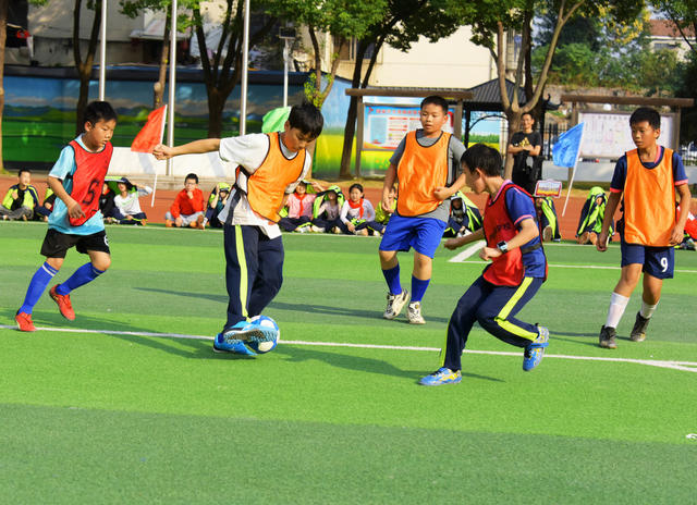 教育  校园足球  小学  班级联赛  协作能力  踢球水平