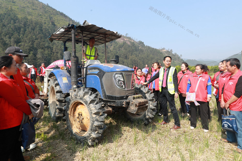 农机 技术培训 田间地头 传统农耕 现代化器具 降本增效 赋能乡村振兴

