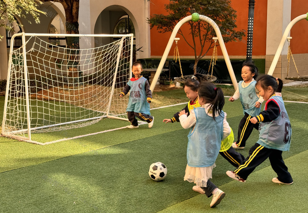 全国足球示范性学校——足球运动从娃娃抓起，幼儿园将足球课程游戏化