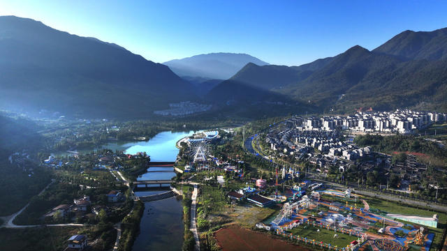 航拍  湖南  郴州  苏仙区  东湖公园  碧波荡漾  湖边 绿树 鲜花  尾砂矿  污染  废地  湘江流域  重金属污染  治理  东湖公园  绿地  乐园  市民  休闲娱乐  