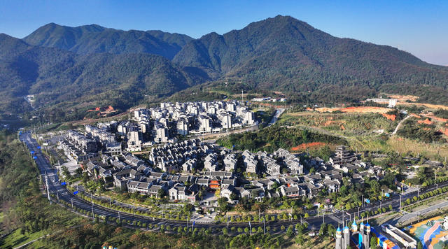 航拍  湖南  郴州  苏仙区  东湖公园  碧波荡漾  湖边 绿树 鲜花  尾砂矿  污染  废地  湘江流域  重金属污染  治理  东湖公园  绿地  乐园  市民  休闲娱乐  