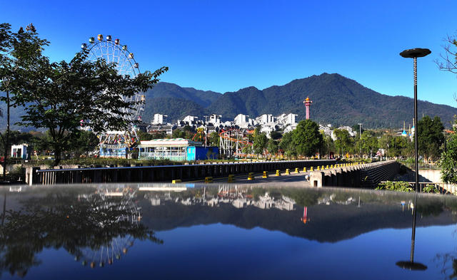 航拍  湖南  郴州  苏仙区  东湖公园  碧波荡漾  湖边 绿树 鲜花  尾砂矿  污染  废地  湘江流域  重金属污染  治理  东湖公园  绿地  乐园  市民  休闲娱乐  