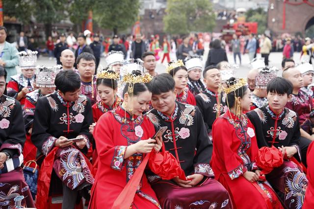 凤凰 古城 举行 集体婚礼 