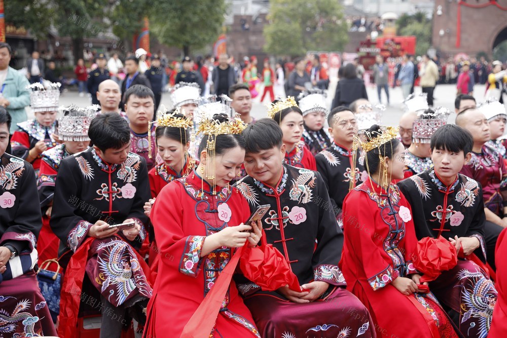 凤凰 古城 举行 集体婚礼 