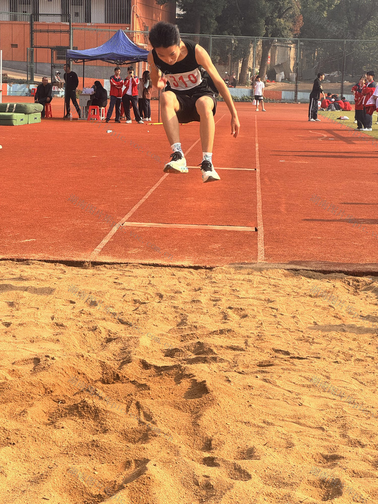 职教体育盛宴创佳绩
这次田运会该校有12人次打破记录，是历届成绩最好的一届 “终身体育”的理念在校园生根发芽