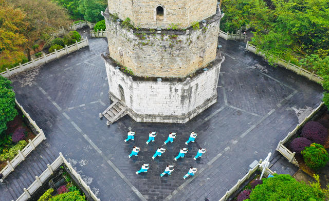 公园  健身  太极拳  秋景 