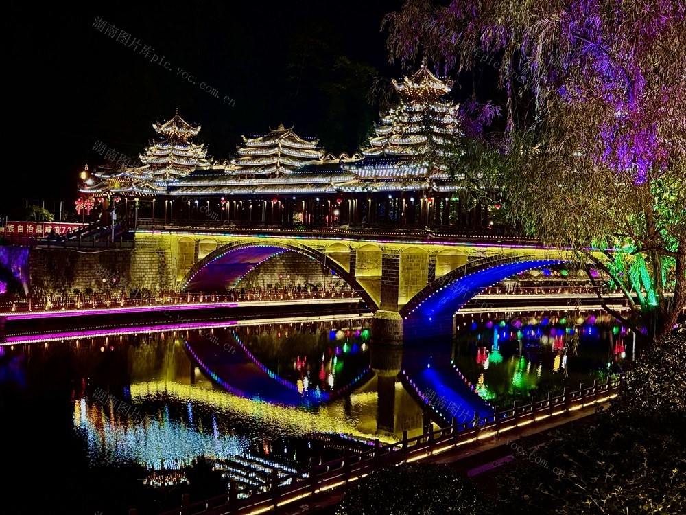 夜色斑斓美如画
