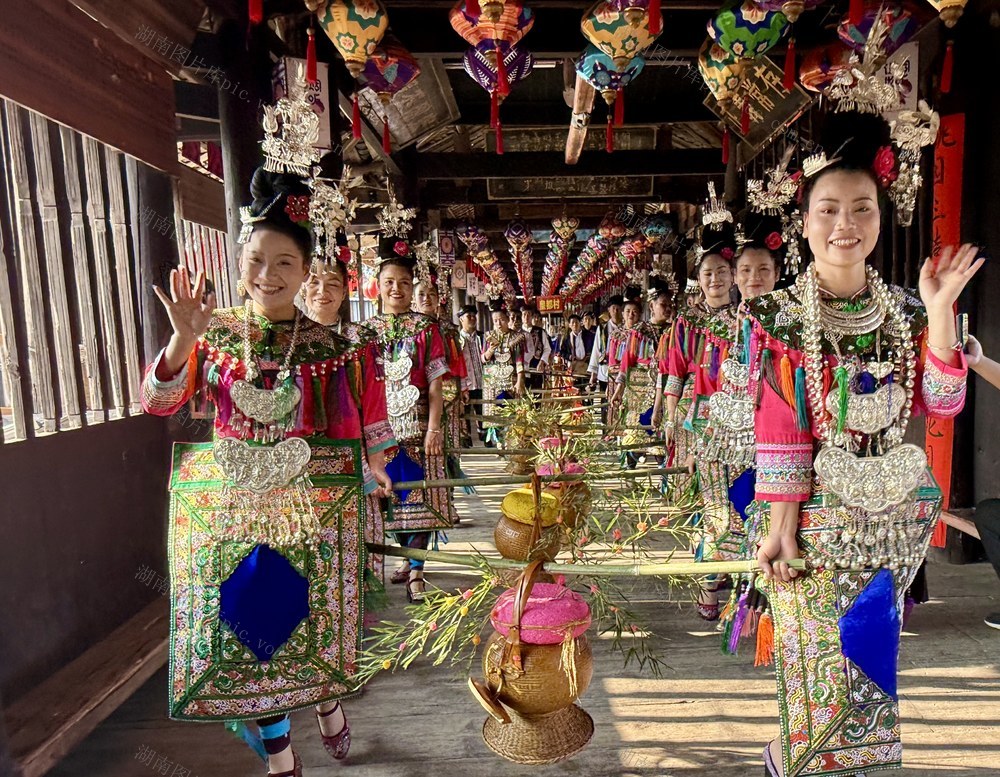 欢欢喜喜过侗年
