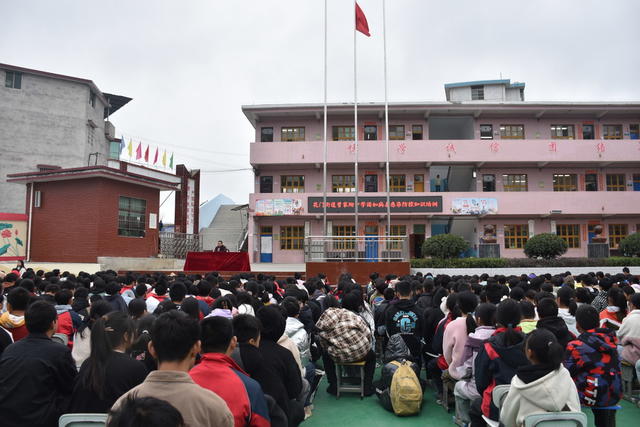 召开 中考 表彰大会