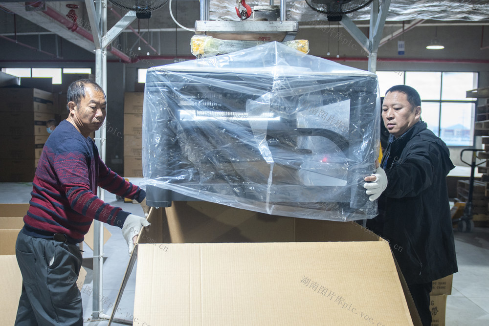 娄底 智能 电取暖茶几 赶制订单
生产旺季