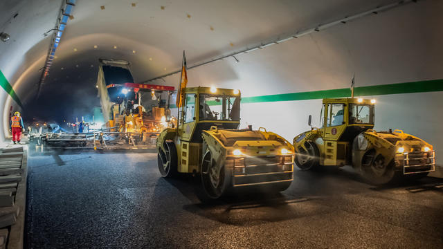 娄醴高速  路面铺油