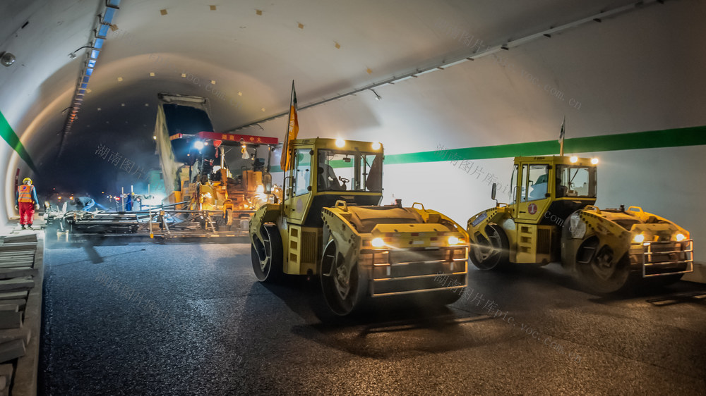 娄醴高速  路面铺油