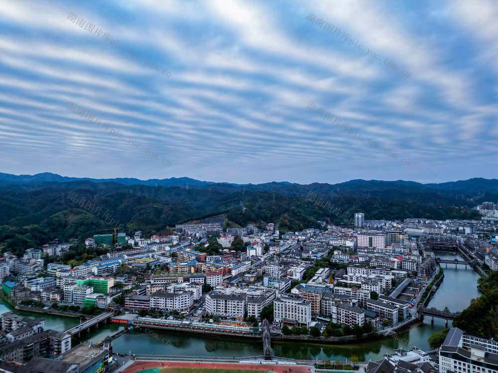 侗乡 奇云 映衬 山城 美