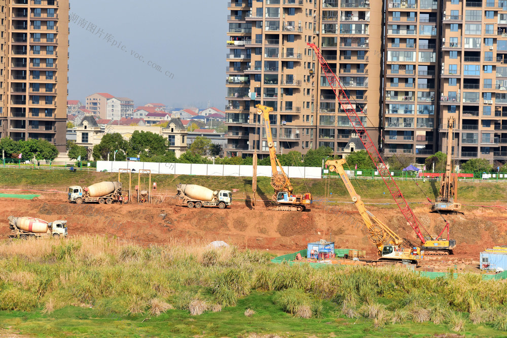 经济  重大水利工程  洞庭湖  澧水  河堤加固  塑性混凝土  成槽机