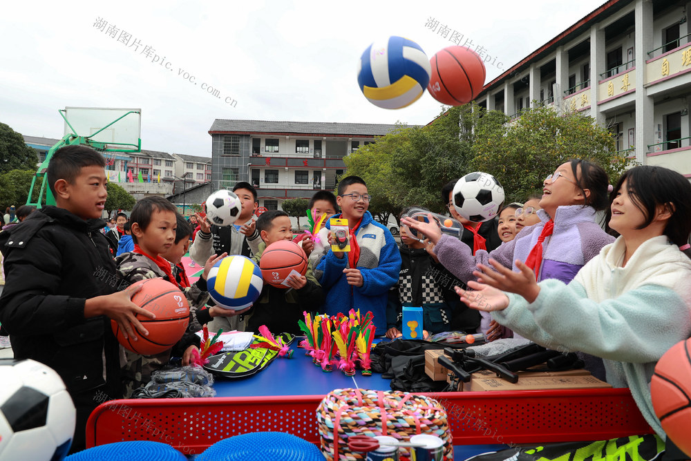 暖流计划、志愿者、学校学生、爱心捐赠、文体用品、传递、梦想

