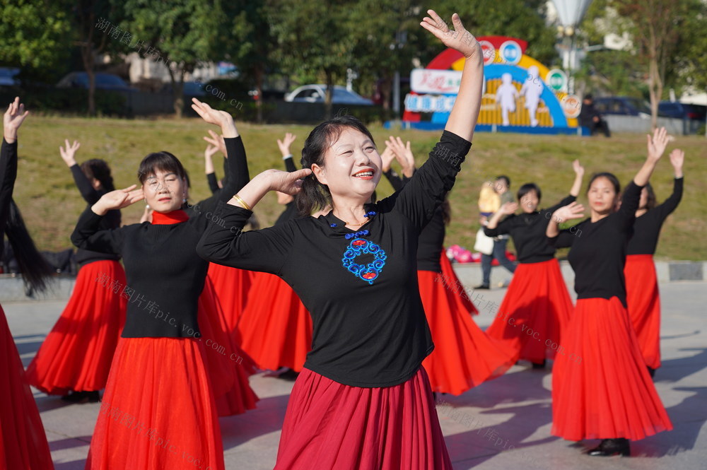 11月29日，湖南省隆回县老年大学学员在学习舞蹈。近年来，该县先后开办三所老年大学，开设30余门公益课程，让广大百姓老有所学、老有所乐。