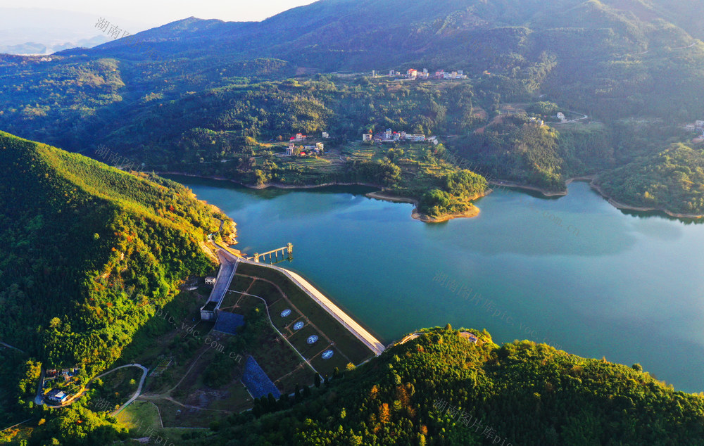 嘉禾：初冬水库生态美