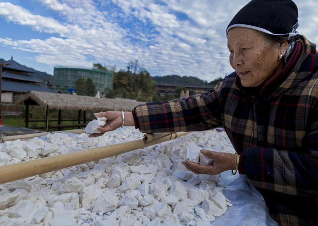 通道 侗族 村民 晾晒 红薯 粉 