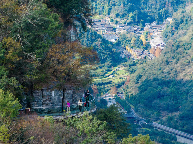悬崖玻璃栈道  矮寨奇观旅游区 层林尽染