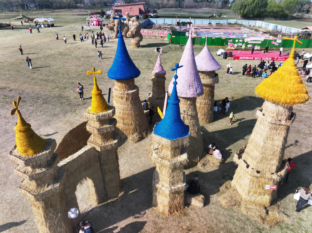 经济  文化旅游  先祖故园  稻草艺术  护城河  游客