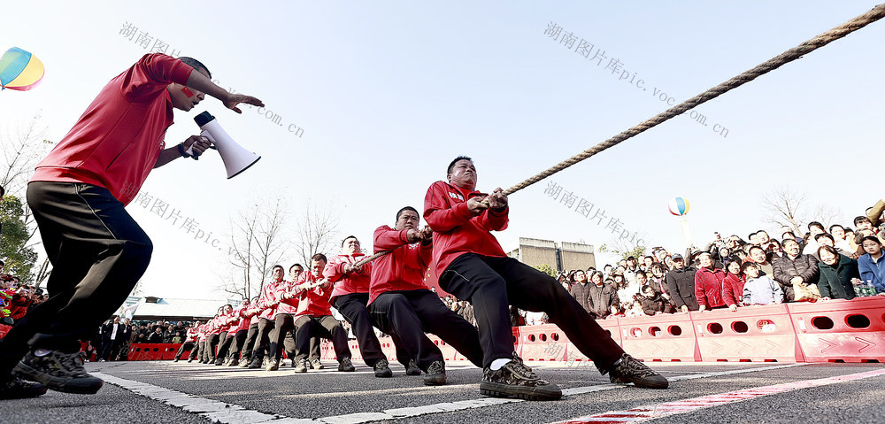 株洲天元群众拔河，24强首场冠军得奖2支羊