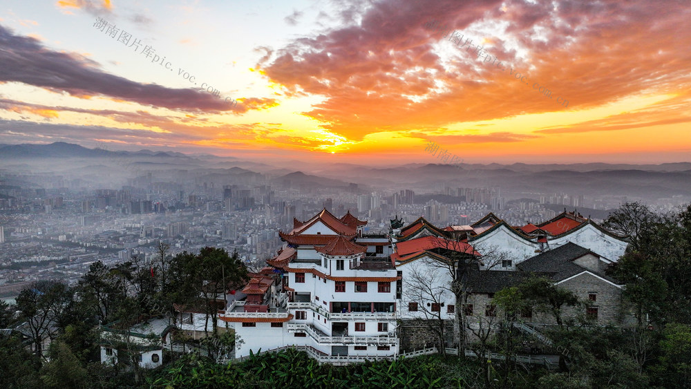  傍晚  郴州市  苏仙岭  天边 五彩缤纷  彩霞  苏仙岭的晚霞  景色  十分迷人  吸引  众多游客  观赏.